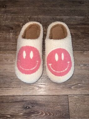 Retro Fuzzy Face Slippers 7/8 NWOT